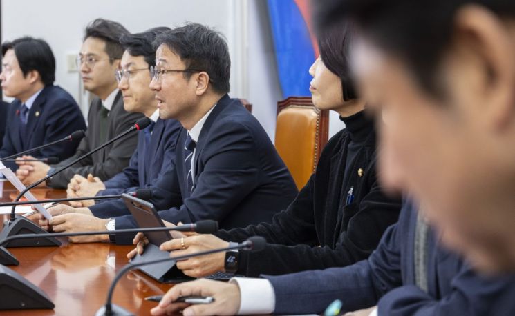 한병도 더불어민주당 원내대표가 19일 국회에서 열린 정책조정회의에서 설 연휴 이후 국회 내 계류 법안에 대한 신속한 처리를 위한 본회의 개최 계획을 말하고 있다. 연합뉴스