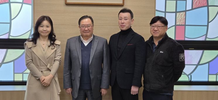 (왼쪽부터) 권연수 사격부 감독, 이상천 총장, 이승영 볼링부 총감독, 신중훈 볼링부 감독.