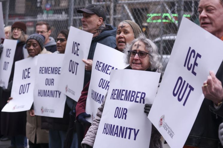 이민자 단속에 美 서비스업 10만명 줄었다…관광객도 250만명↓