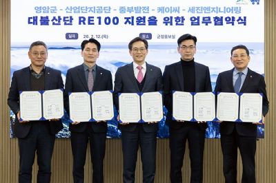 지난 12일 영암군 우승희 군수(가운데)와 대불산단 업체간 RE100 지원 업무협약식을 가졌다. 영암군 제공