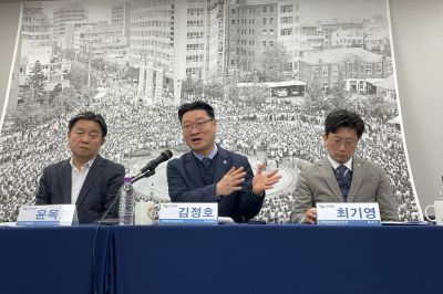 19일 광주 서구 5·18기념문화센터 오월기억저장소에서 열린 '5·18 역사왜곡 법률 대응 성과 및 2026년 대응 현황' 기자간담회에서 김정호 민주사회를위한변호사모임 광주전남지부 5·18특위 위원장이 그간의 소송 결과를 발표하고 있다. 5·18기념재단 제공