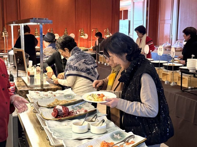 "나물 무치기 귀찮아!"…꾸미고 나와 3만원 뷔페로, '할줌마 런치' 뜬다