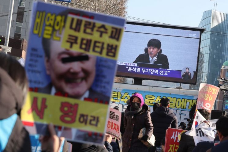 외신, 윤석열 '무기징역' 긴급 타전…"韓 민주주의 시험대 마침표"