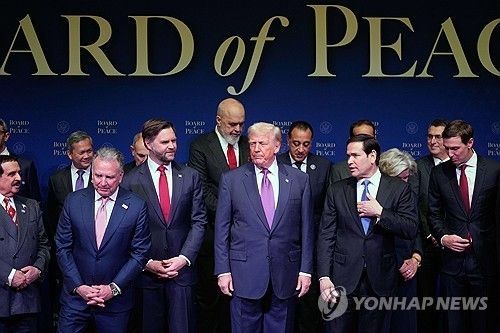 "평화가 가장 저렴하다"…트럼프, 평화위 첫 회의에서 이란 압박(종합)