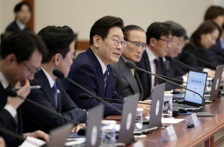 [단독]靑 업무량 역대 최고 수준…1인당 초과근무 月62시간