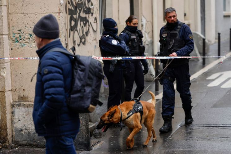 프랑스 민족주의 성향 청년의 사망의 책임이 있다고 지적받은 극좌 정당 LFI 당사에 18일(현지시간)) 테러 위협이 발생해 경찰이 단속하고 있다. AFP연합뉴스