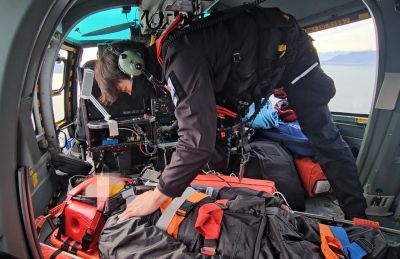 서해해경청 소속 응급구조사가 헬기로 옮겨진 환자를 이송중에도 응급처치 하고 있다. 서해해경 제공