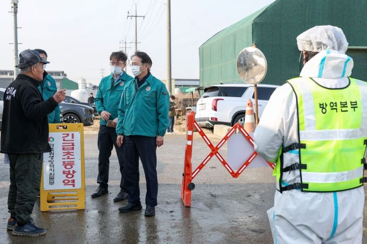 이동환 고양특례시장이 구제역 발생 농가를 찾아 방역활동을 지휘하고 있다. 고양시 제공
