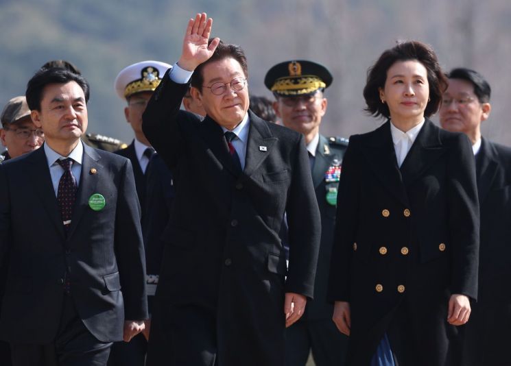 李대통령 "자주국방 불가는 낡은 인식…전작권 회복, 한미연합 주도"