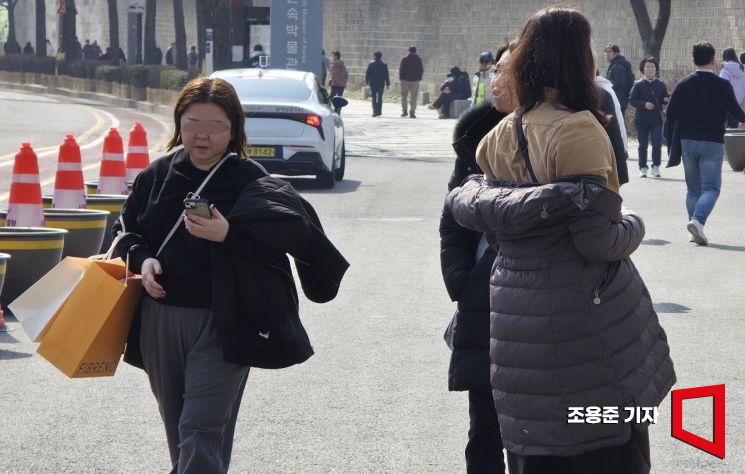 [내일날씨] 일요일 낮도 포근…전국 곳곳 비