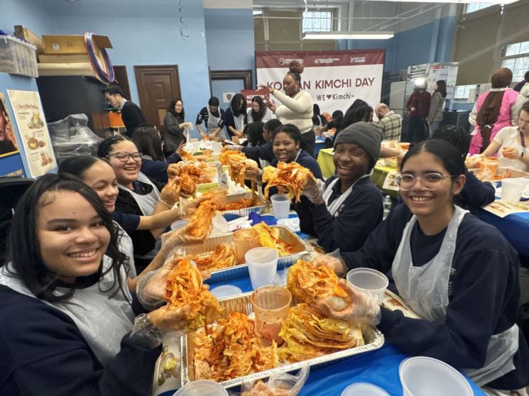"韓 급식 부럽다"…뉴욕 고등학교선 '김치 담그기' 체험 중[K홀릭]