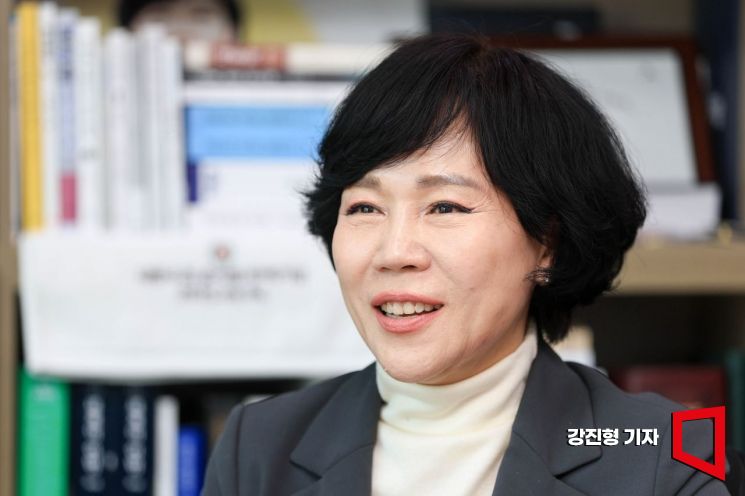 전현희 더불어민주당 서울시장 예비후보가 20일 서울 여의도 국회의원회관에서 인터뷰 하고 있다. 강진형 기자