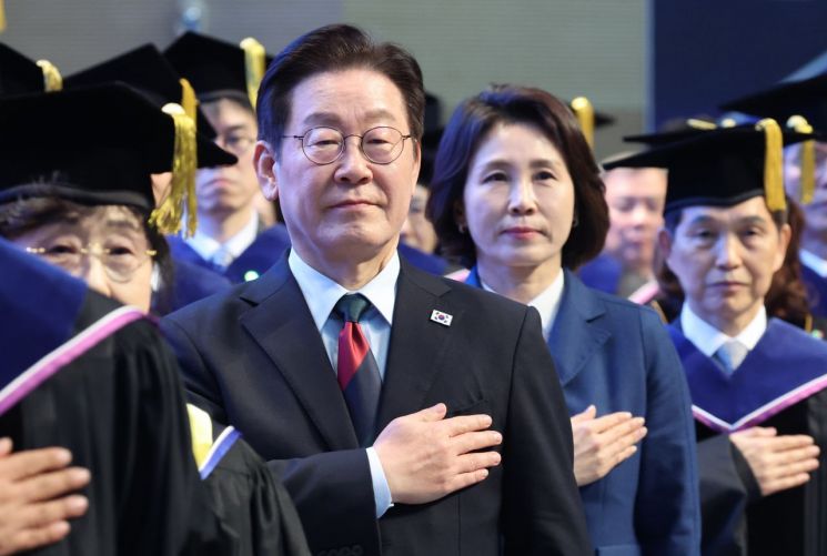 이재명 대통령이 20일 대전 유성구 한국과학기술원(KAIST)에서 열린 학위수여식에서 국기에 경례하고 있다. 연합뉴스