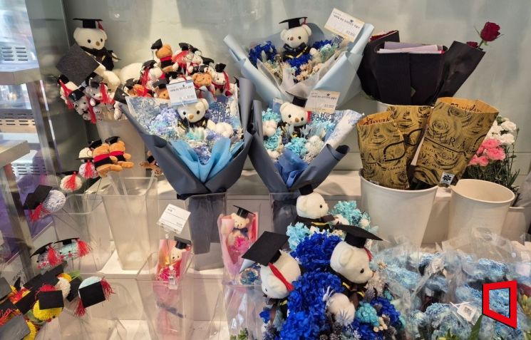 "아가씨, 풍성하게 하려면 10만원이야"…졸업 시즌 꽃값 13% 더 뛰었다