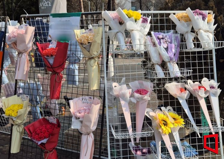"아가씨, 풍성하게 하려면 10만원이야"…졸업 시즌 꽃값 13% 더 뛰었다
