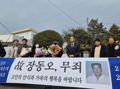 '저수지 추락사고 아내 살해' 사건 무기수 고(故) 장모씨의 법률대리인 박준영 변호사와 유족 등이 지난 11일 전남 해남군 광주지법 해남지원 형사법정 앞에서 고 장씨의 사후 재심 무죄 선고 직후 소감을 밝히고 있다. 민현기 기자