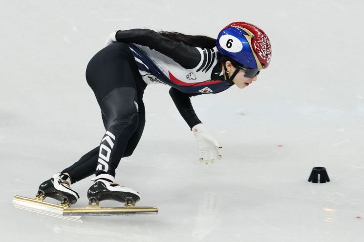 Kim Gilli is racing in the women's 1500m short track event at the 2026 Milan-Cortina Winter Olympics at the Milan Ice Skating Arena in Milan, Italy on the 21st (Korean time). [Photo by Yonhap News]