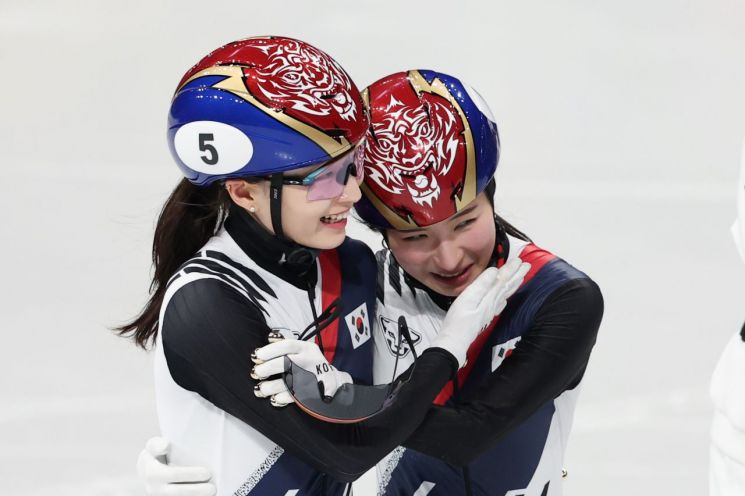 최민정(왼쪽)과 김길리가 21일(한국시간) 이탈리아 밀라노 아이스스케이팅 아레나에서 열린 2026 밀라노·코르티나 동계올림픽 쇼트트랙 여자 1500m에서 금·은메달을 석권한 뒤 함께 기뻐하고 있다.   [사진 제공= 연합뉴스]