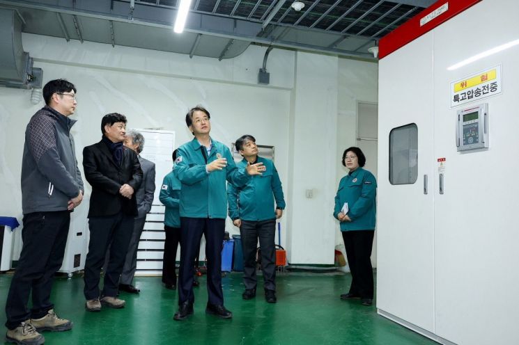 이동환 고양특례시장이 설 명절 연휴가 끝나자마자 덕양노인종합복지관을 찾아 해빙기 시설 안전점검에 나서고 있다. 고양시 제공