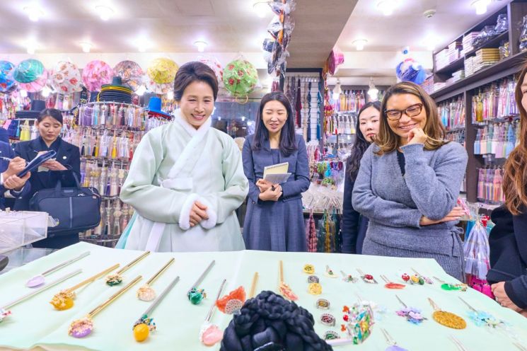 김혜경 여사, 브라질 영부인과 '커플 가락지'…'광장시장' 한복가게 찾아