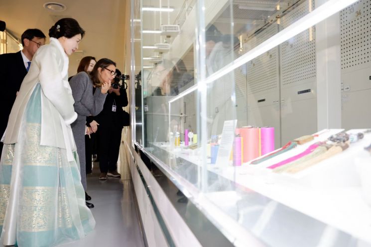 브라질 영부인 "지금도 피아노를 치시나"…金여사 "남편 정치 여정에 기회 없어"