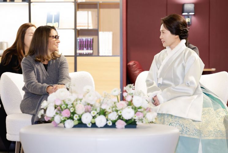 브라질 영부인 "지금도 피아노를 치시나"…金여사 "남편 정치 여정에 기회 없어"