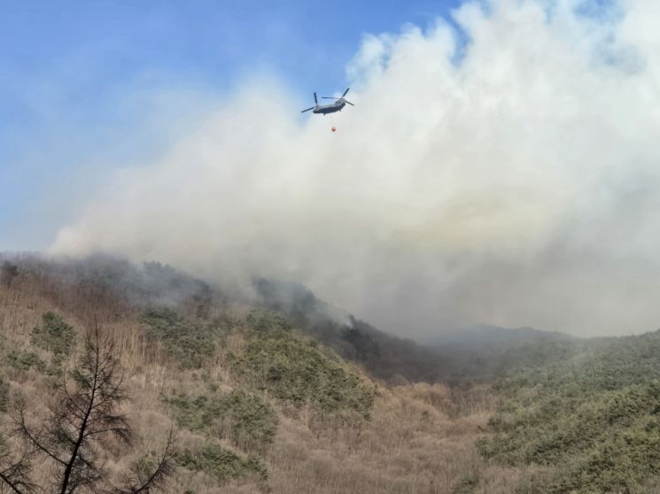 경남 함양군 산불 이틀째…주민 대피명령 내려져