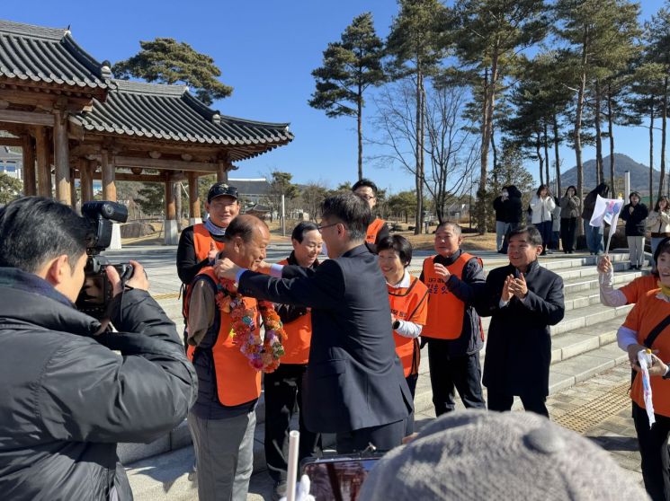 왼발 하나로 독학 이범식 박사, TK행정통합 염원 140㎞ 도보캠페인