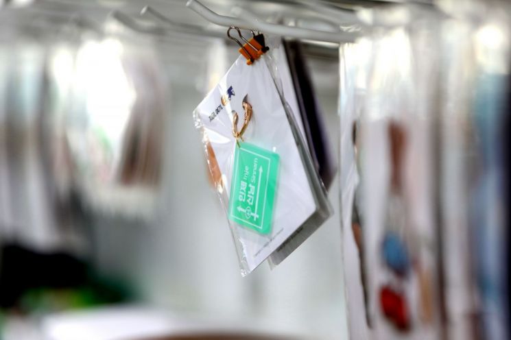 "유쾌해" 도로서 마주치면 '깔깔' 인증샷 찍던 그것…아재개그에 MZ지갑 열리네