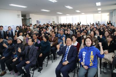 정다은 북구청장 예비후보 선거사무소 개소식에서 참석자들이 기념 촬영을 하며 구호를 외치고 있다.