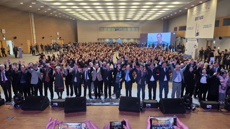 더불어민주당 이개호 국회의원이 22일 광주·전남의 초광역 경제권 구상을 담아낸 저서 '이개호의 준비완료-전남광주특별시를 향한 비전과 구상' 출판기념회 행사장에서 지지자들과 함께 기념사진을 찍고 있다. 이개호 의원실 제공