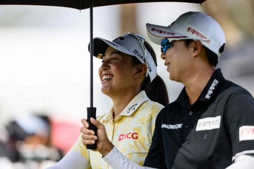 지노 티띠꾼(왼쪽)과 김효주가 혼다 LPGA 타일랜드 4라운드에서 페어웨이를 걸으며 환하게 웃고 있다. 파타야=AFP연합뉴스