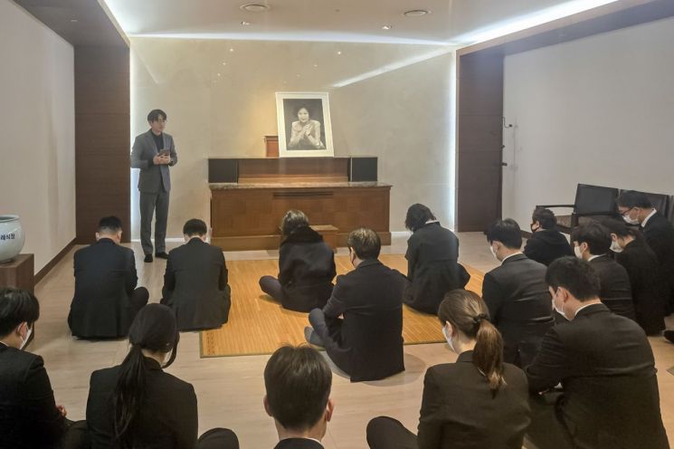 '유통가 대모' 신영자 의장 추모 물결…롯데 전·현직 대표 발길