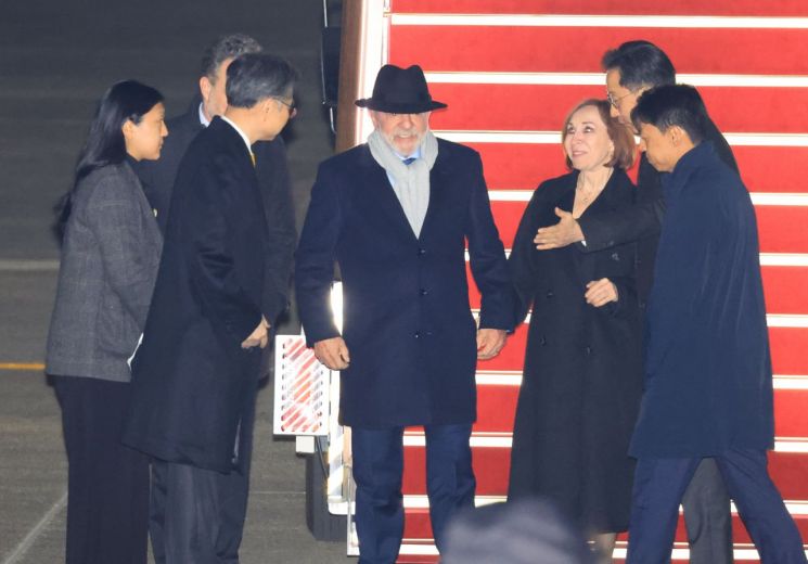 '소년공 닮은꼴' 李대통령·룰라 정상회담…에너지·방산 등 MOU 체결