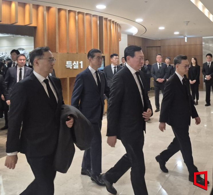 신동빈 회장, 신영자 롯데재단 의장 빈소 조문…해외일정 중 귀국(종합)