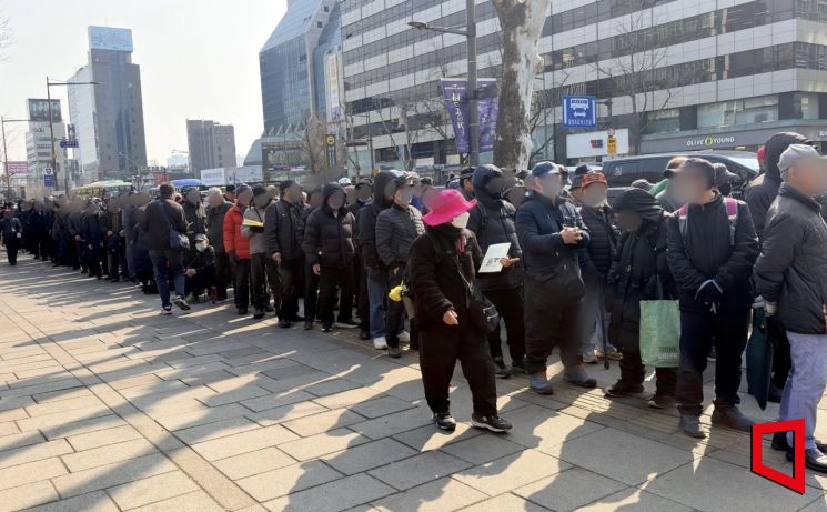 "떨어지기 전에 쟁이라니까"…공짜 식권으로 하루 세 끼 때우는 노인들 