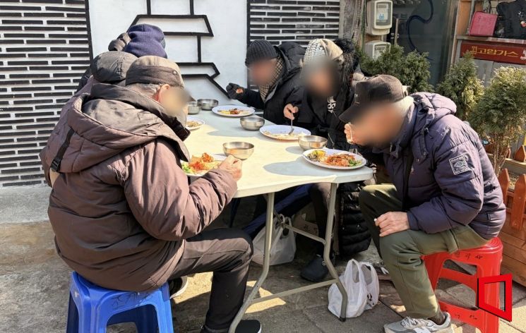 "떨어지기 전에 쟁이라니까"…공짜 식권으로 하루 세 끼 때우는 노인들 