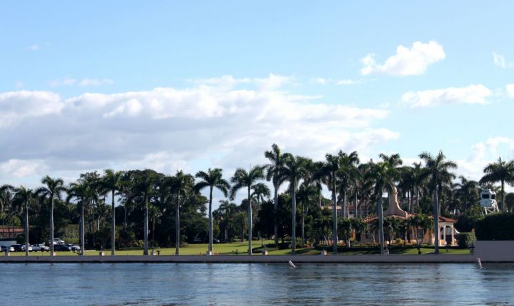 20대 트럼프 지지자, 총 갖고 마러라고 진입하려다 사살