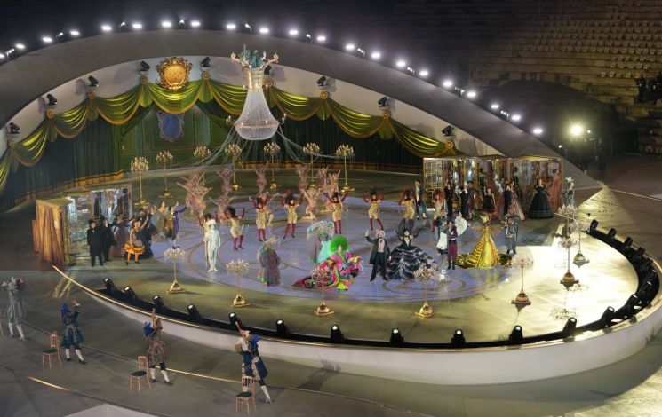 이탈리아 오페라 작품 속 주인공들이 23일(한국시간) 이탈리아 '아레나 디 베로나'에서 열린 2026 밀라노·코르티나 동계올림픽 폐회식에서 화려한 무대를 선보이고 있다.   [사진 제공= 신화연합뉴스]