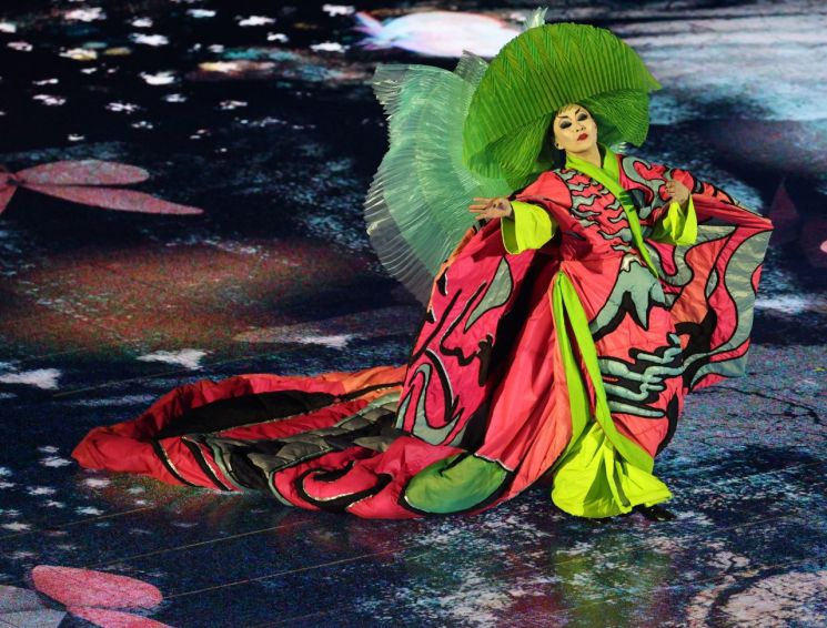 23일(한국시간) 이탈리아 '아레나 디 베로나'에서 열린 2026 밀라노·코르티나 동계올림픽 폐회식에서 자코모 푸치니의 오페라 '나비부인'의 주인공 '초초상'이 무대를 선보이고 있다.   [사진 제공= 신화연합뉴스]