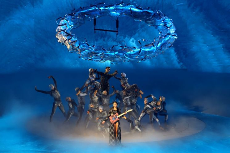 이탈리아 가수 조안 틸레와 이탈리아를 대표하는 발레리노 로베르토 볼레가 23일(한국시간) 이탈리아 '아레나 디 베로나'에서 열린 2026 밀라노·코르티나 동계올림픽 폐회식에서 '물의 순환' 공연을 선보이고 있다.  [사진 제공= 로이터연합뉴스]