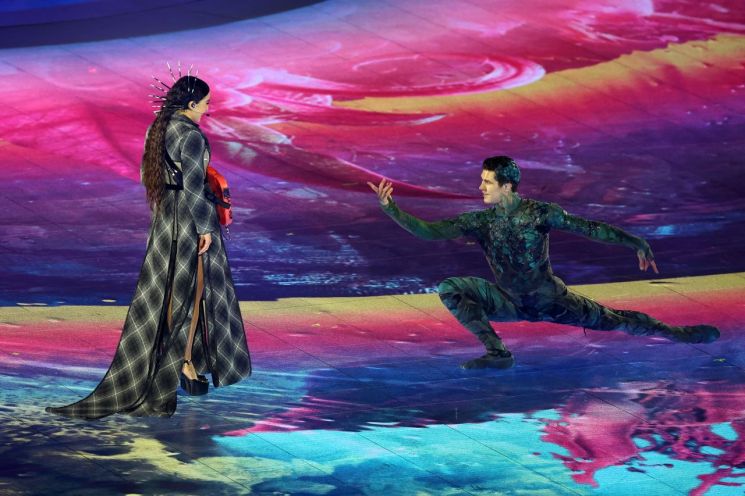 이탈리아 가수 조안 틸레(왼쪽)와 이탈리아를 대표하는 발레리노 로베르토 볼레가 23일(한국시간) 이탈리아 '아레나 디 베로나'에서 열린 2026 밀라노·코르티나 동계올림픽 폐회식에서 '물의 순환' 공연을 선보이고 있다.  [사진 제공= 로이터연합뉴스]