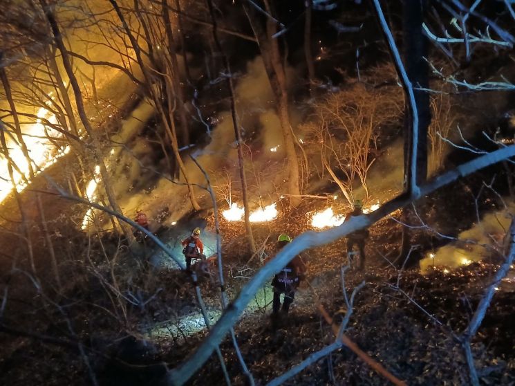 함양 산불 진화율 '32%'…"일출 동시 헬기 51대 투입"