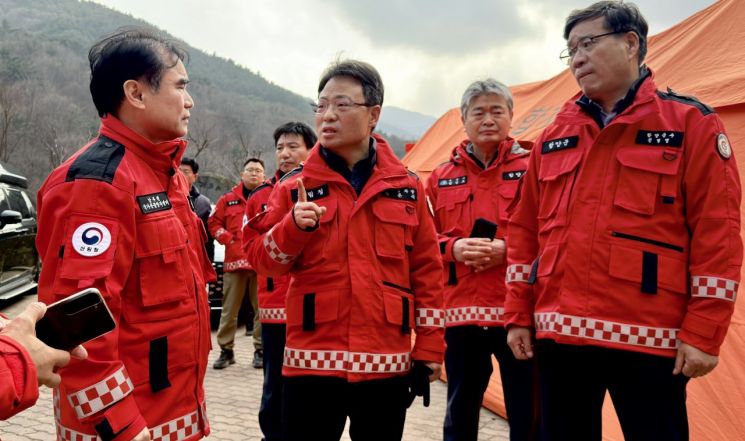 함양 산불 진화율 '32%'…"일출 동시 헬기 51대 투입"