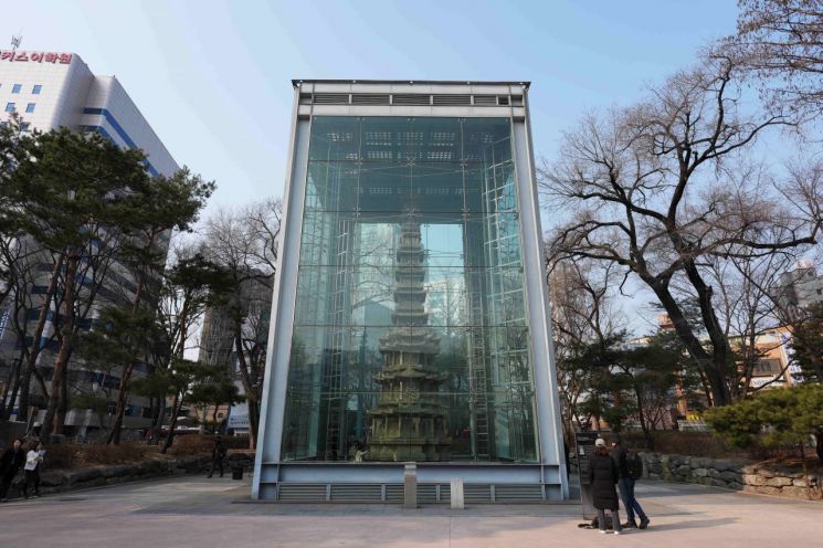 유리보호각이 설치된 원각사지 십층석탑. 종로구 제공.
