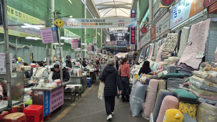"尹 무기징역 마땅하다"…'보수의 심장' 서문시장 민심은 싸늘[르포] 