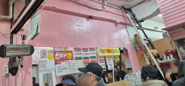 지난 20일 대구 서문시장의 한 칼국수 가게. 과거 윤석열 전 대통령이 찾았던 이 가게의 한쪽 벽에는 윤 전 대통령의 사진이 걸려있었지만 현재는 비어있다. 우수연 기자