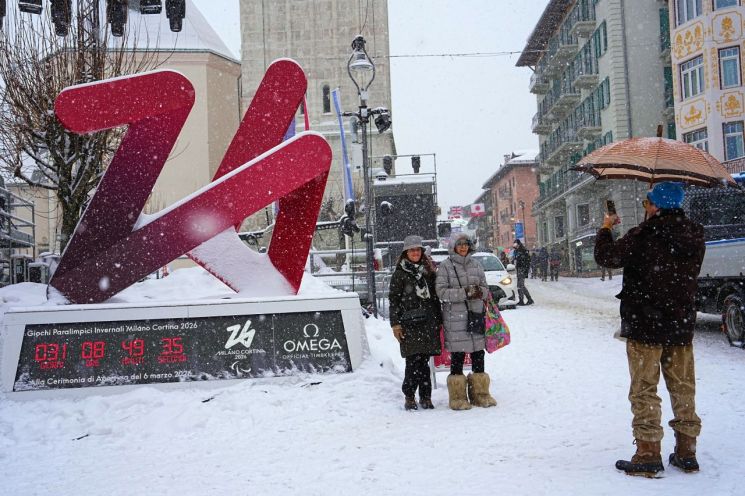 에베레스트 6.8배 높이 접시 쌓였다…밀라노 동계올림픽 '역대급 소비'