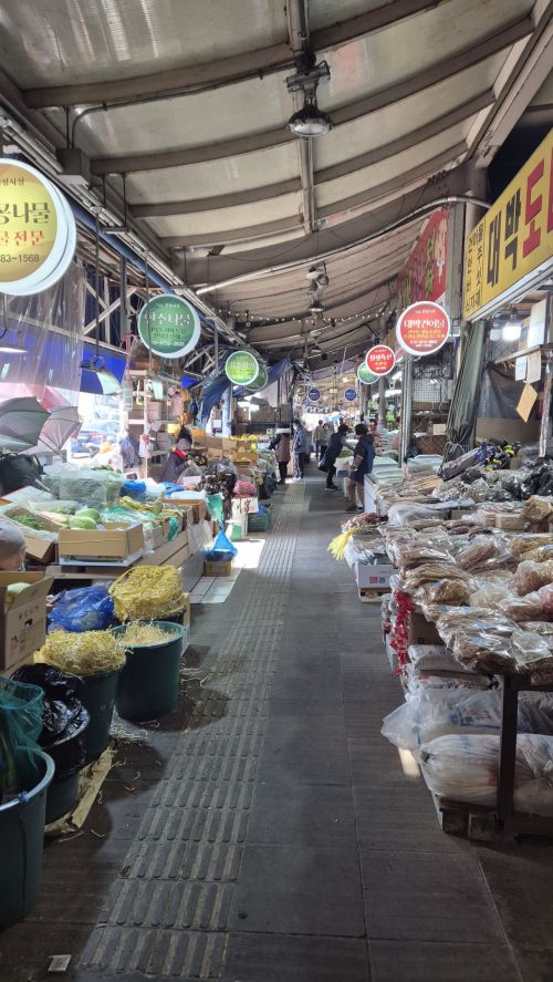 "尹 무기징역 마땅하다"…'보수의 심장' 서문시장 민심은 싸늘[르포] 