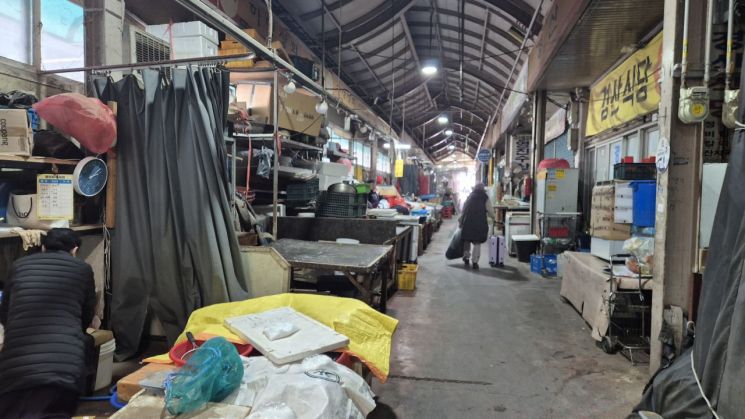 "尹 무기징역 마땅하다"…'보수의 심장' 서문시장 민심은 싸늘[르포] 